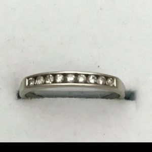 Ring 10 kt white gold band with 9 diamonds